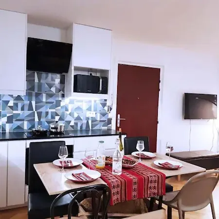 Pretty And Neat Bedroom In My Cosy Appartment. Homestay