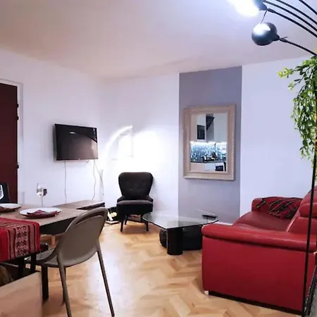 Homestay Pretty And Neat Bedroom In My Cosy Appartment. *