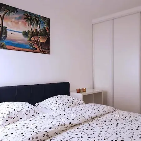 Homestay Pretty And Neat Bedroom In My Cosy Appartment. Puteaux