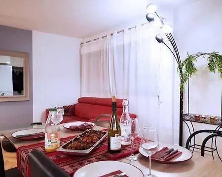 Pretty And Neat Bedroom In My Cosy Appartment. Puteaux