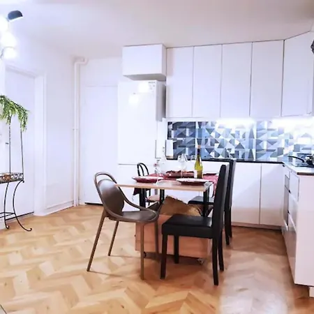 Pretty And Neat Bedroom In My Cosy Appartment.
